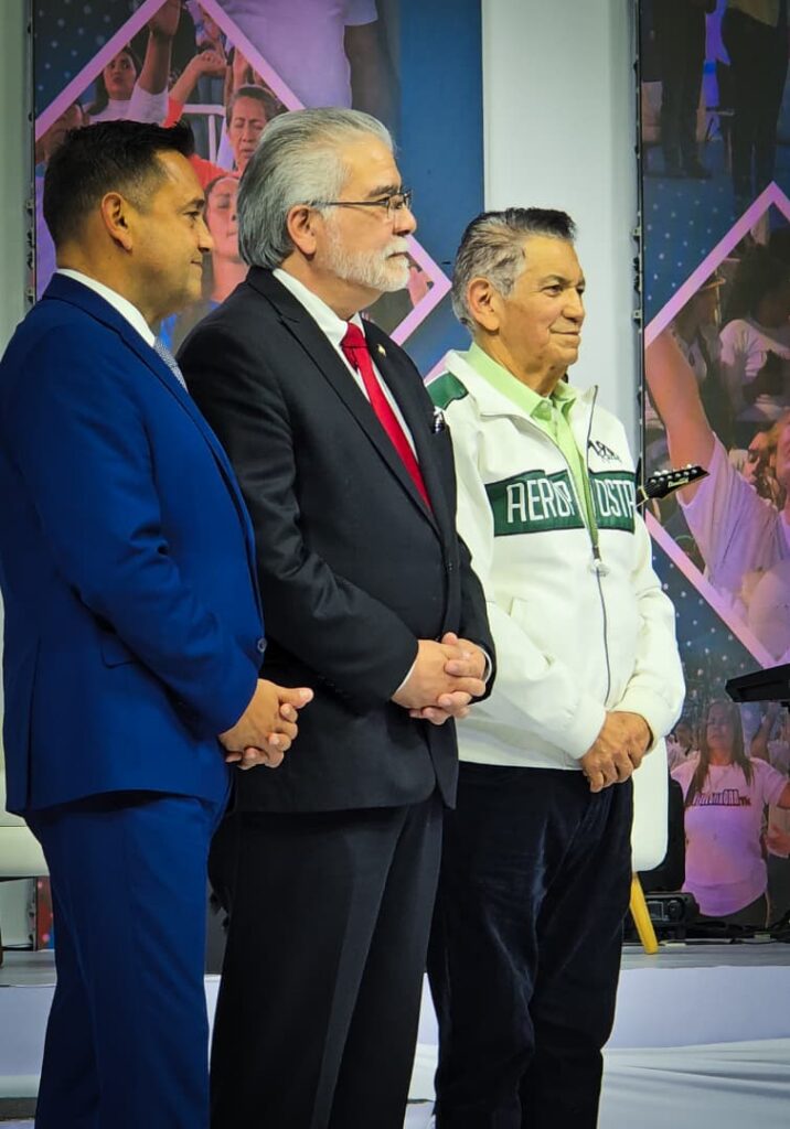 Líderes en oración durante el encuentro de Diplomacia de Fe